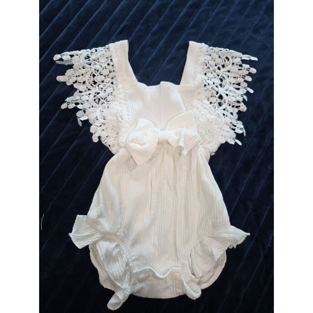 Baby Girl Size 90 (Possibly 6 Month)   Fancy Bodysuit With Bow Bright White B26